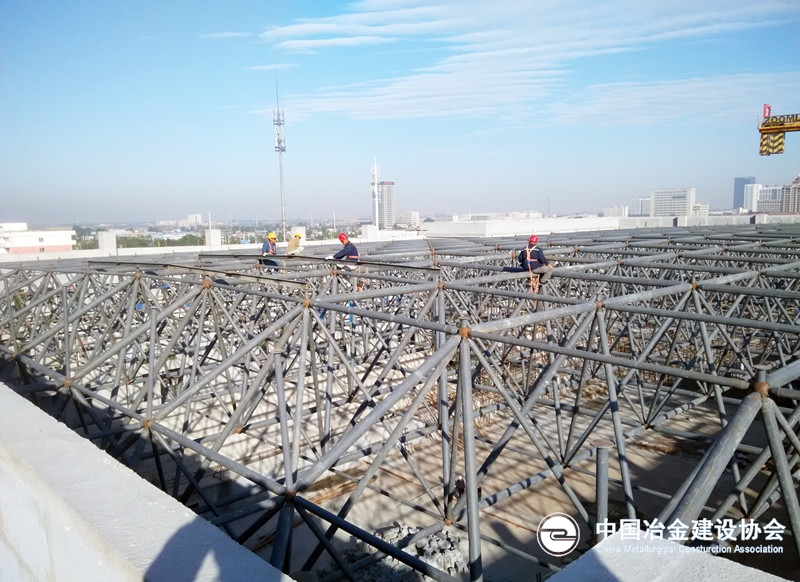 二十二冶承建的唐山师范学院体育馆项目大跨度螺栓球网架施工通过联合