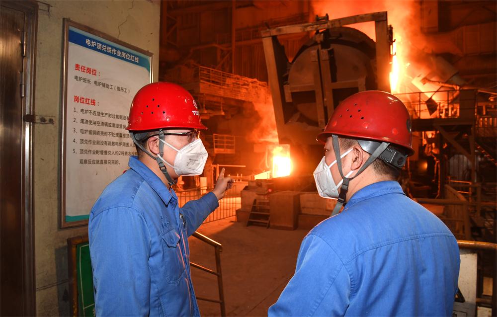 2月24日,太钢集团炼钢一厂当班冶炼作业人员在交流生产情况.